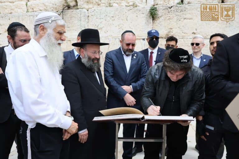 עוד לפני פגישה עם נתניהו: נשיא ארגנטינה נשא תפילה בכותל