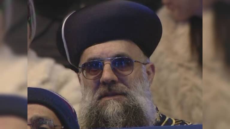 באו לבקש את ברכתו: הופיע עם בגדי הראשון לציון ועורר סערה