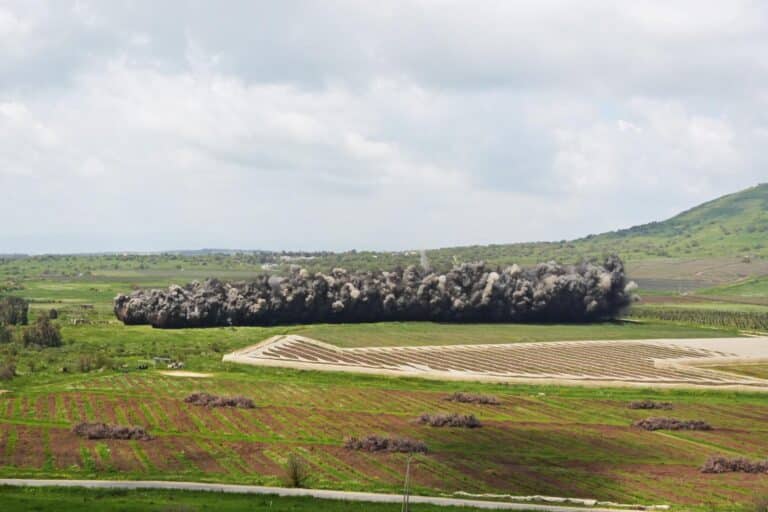 צפו בתיעוד: פיצוץ אדיר של מאות מוקשים ברמת הגולן