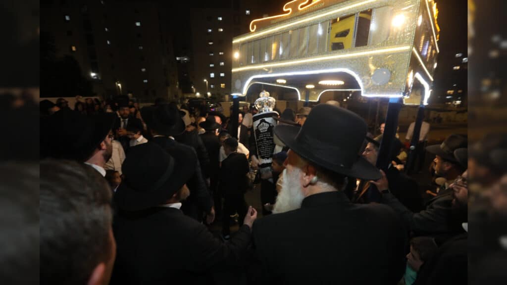 זוכים בספר תורה מהודר ושותפים בהצלת נפשות