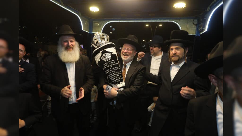 זוכים בספר תורה מהודר ושותפים בהצלת נפשות