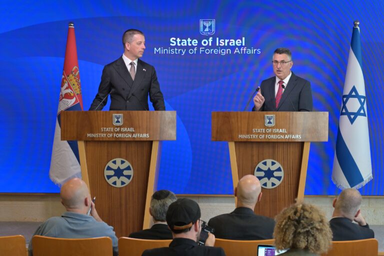 שר החוץ הסרבי הפתיע ונאם בעברית: "מרגיש בבית" – צפו