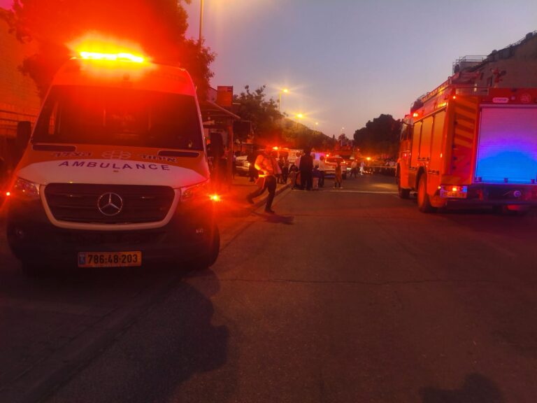 דרמה בביתר עילית: בניין מגורים הוצת – 35 לכודים חולצו