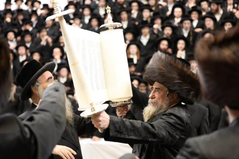 כ"ק מרן אדמו"ר מרחמיסטריווקא נענה ואמר בהתרגשות: "הכנסת ספר התורה תהיה בבית מדרשנו!"
