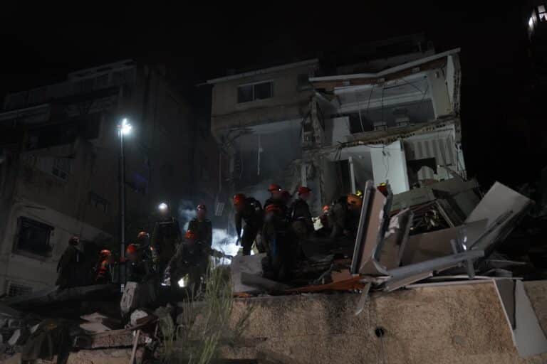 הפגיעה הישירה בחיפה: גם בשעה זו – חשש כבד לחיי 4 לכודים