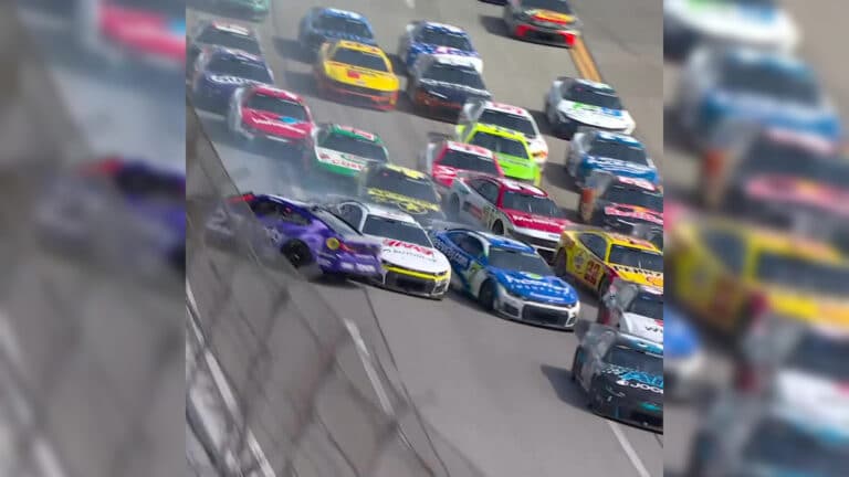 במהירות של 320 קמ"ש: 27 מכוניות מרוץ נפגעו בתאונת דרכים