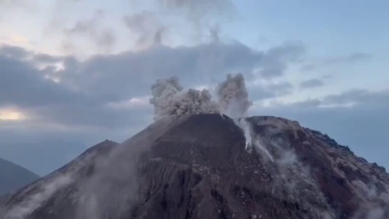 כך זה נראה: מטיילים נמלטו מהר געש שהתפרץ בגואטמלה