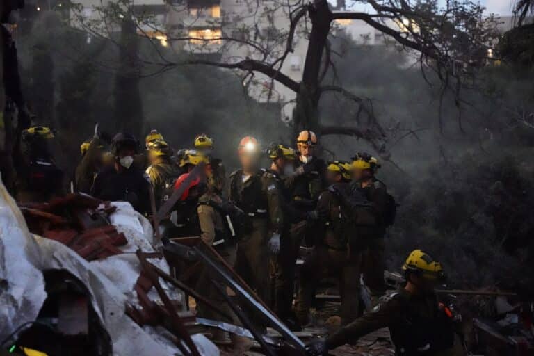 אותרו שני הרוגים בין הריסות המבנה שספג פגיעה ישירה