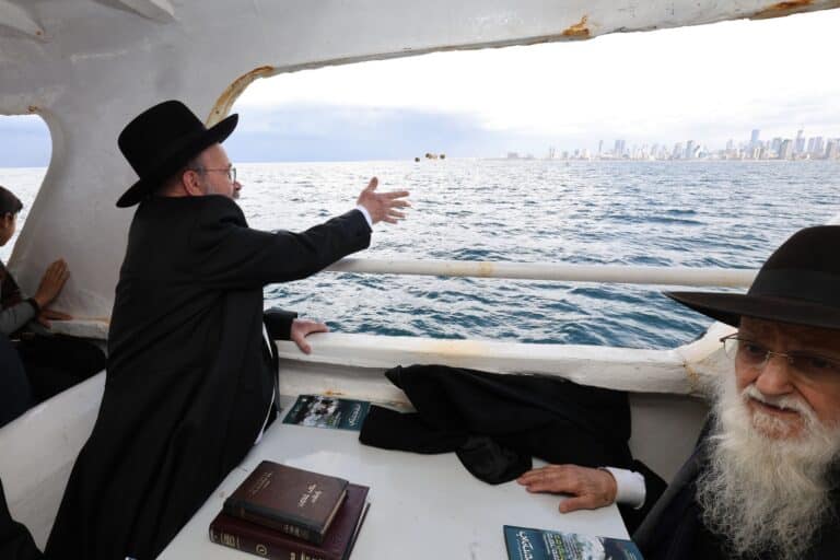 הרבנים ביערו מעשרות בערב שביעי של פסח בים הגדול