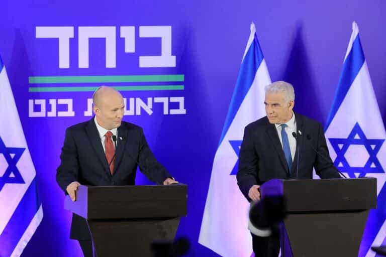 בנט ולפיד במסיבת עיתונאים: "נפסיק לממן השתמטות בשקל"