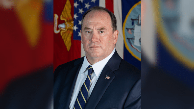 סירב להאמין ורץ לנשיא: הדרמה בהדחת שר הצי האמריקאי