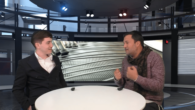 "הורדתי את הנעליים והתחלתי לשיר": קובי מירסקי נחשף