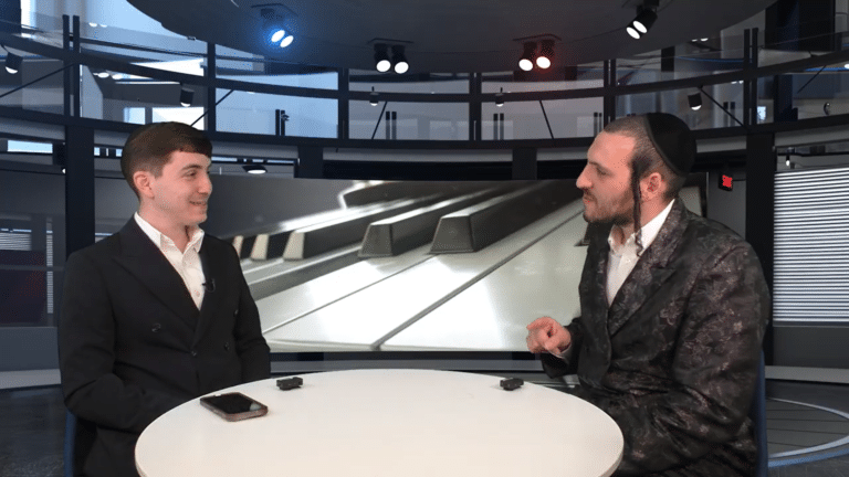 מהאורגן בבוידעם ועד לקדמת הבמה: המסע של שימי קפלן