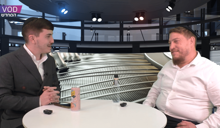 מה גרם לבחור ביישן להפוך לכוכב – והפדיחה רגע לפני הופעה