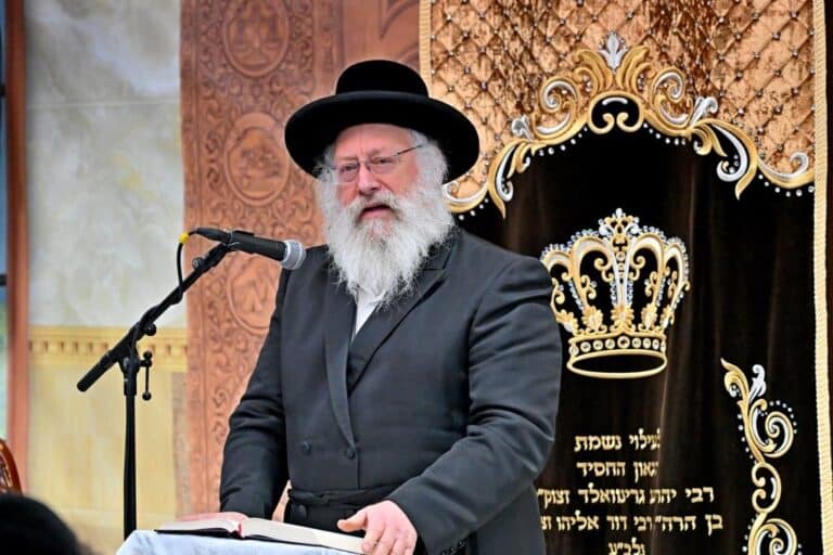גלריה: רבה של בני ברק בשיעור בהיכל בית מדרש ספינקא