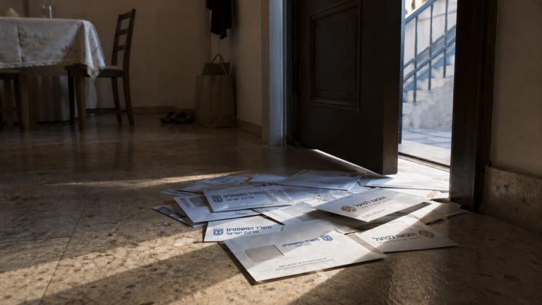 הבנקים לא קורעים את הצ'קים בחדר המדרגות