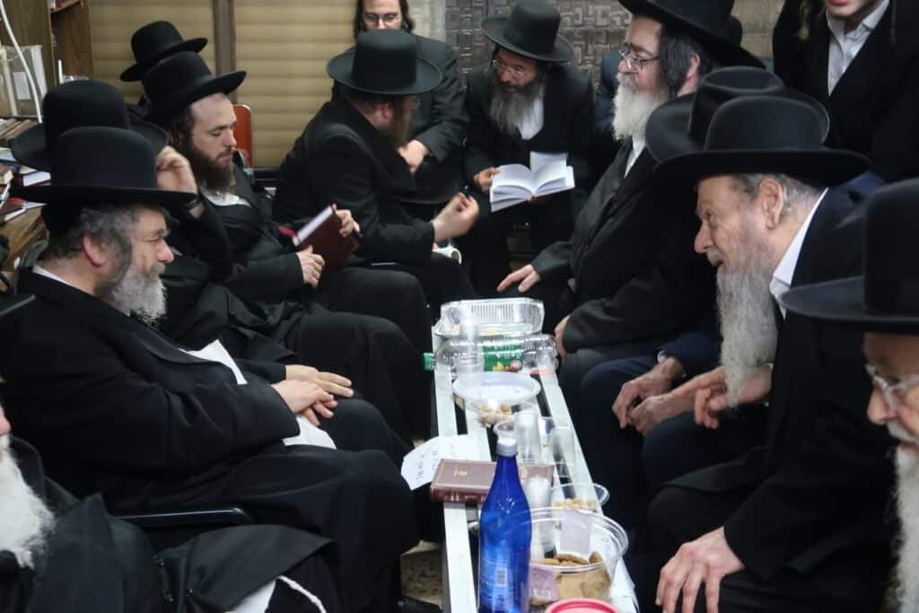 גלריה: גדולי ישראל עלו לנחם את הפוסק הגרמ"מ קארפ