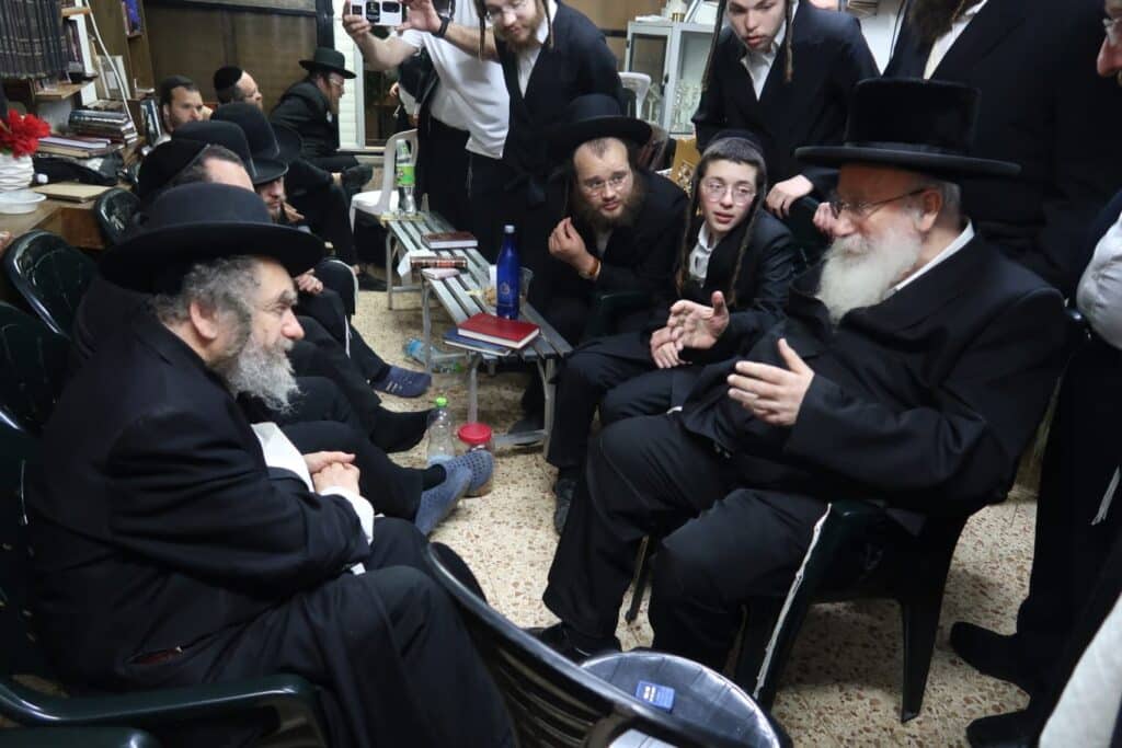 גלריה: גדולי ישראל עלו לנחם את הפוסק הגרמ"מ קארפ