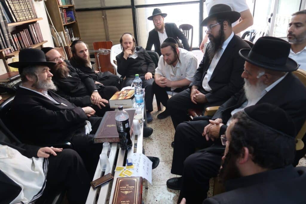 גלריה: גדולי ישראל עלו לנחם את הפוסק הגרמ"מ קארפ