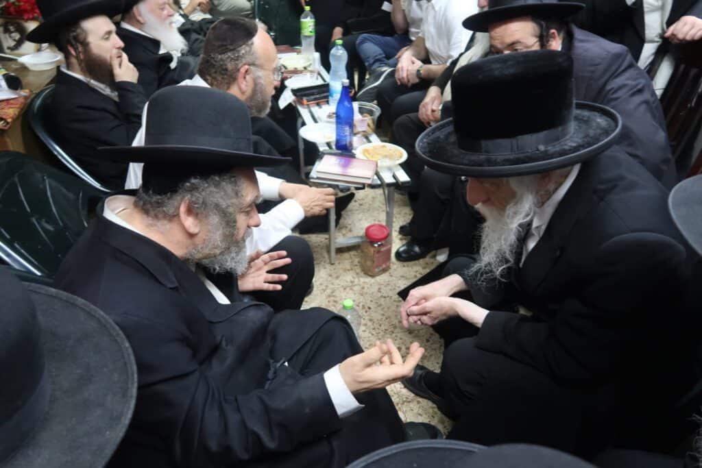 גלריה: גדולי ישראל עלו לנחם את הפוסק הגרמ"מ קארפ