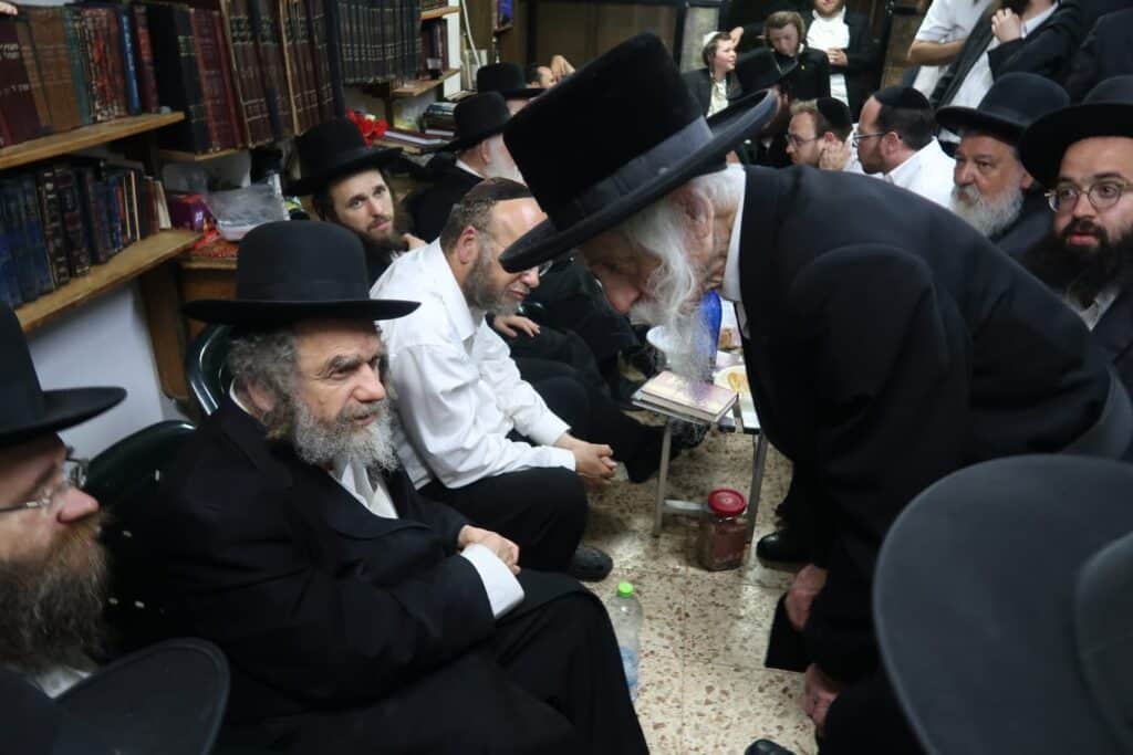 גלריה: גדולי ישראל עלו לנחם את הפוסק הגרמ"מ קארפ