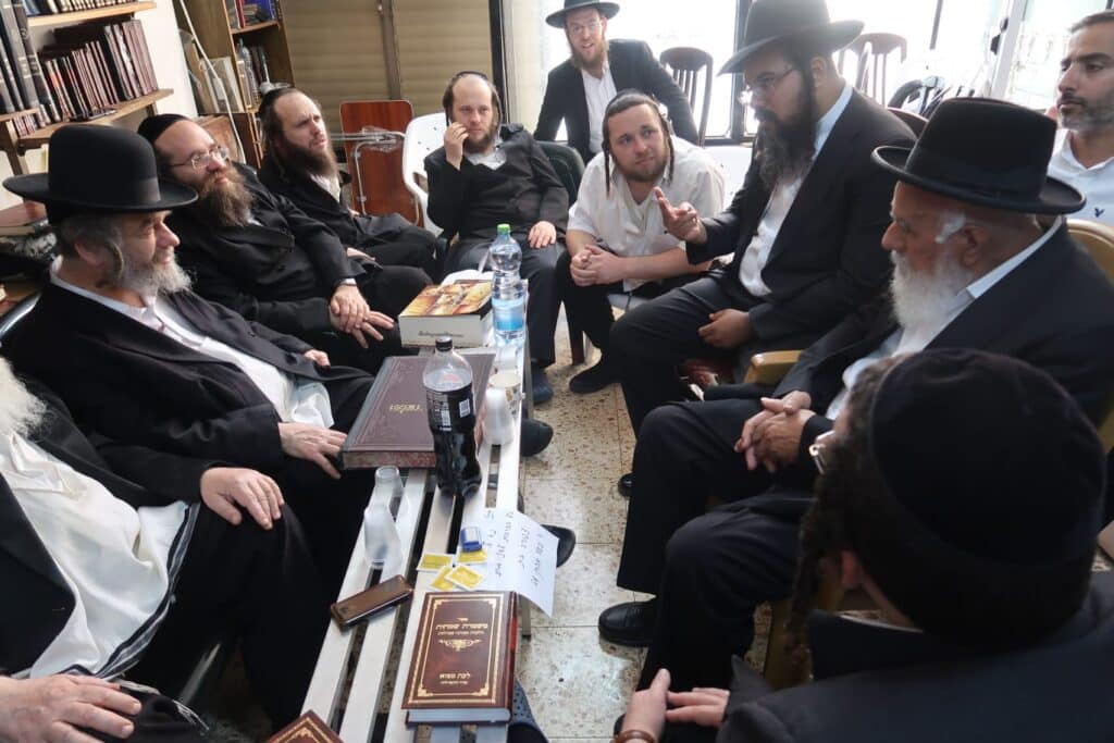 גלריה: גדולי ישראל עלו לנחם את הפוסק הגרמ"מ קארפ