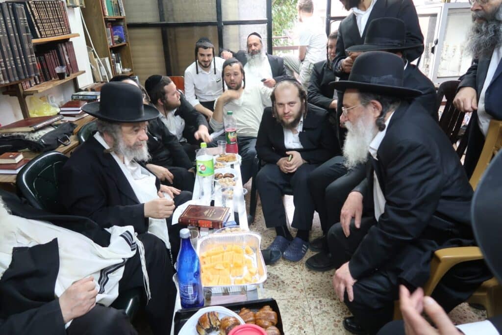 גלריה: גדולי ישראל עלו לנחם את הפוסק הגרמ"מ קארפ