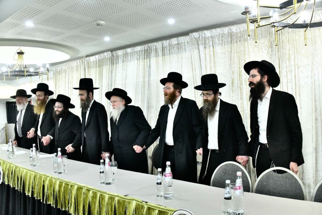 הגר"מ שטרנבוך: "החילונים מקנאים בנו - הם חיים כבהמות"