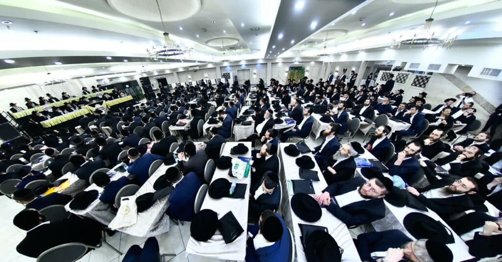 הגר"מ שטרנבוך: "החילונים מקנאים בנו - הם חיים כבהמות"