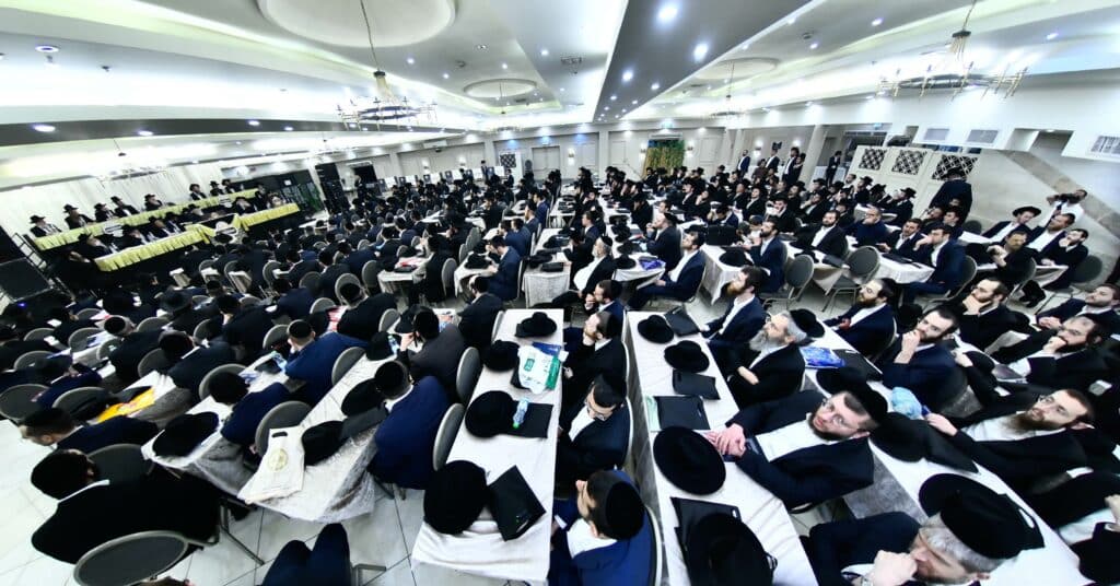הגר"מ שטרנבוך: "החילונים מקנאים בנו - הם חיים כבהמות"