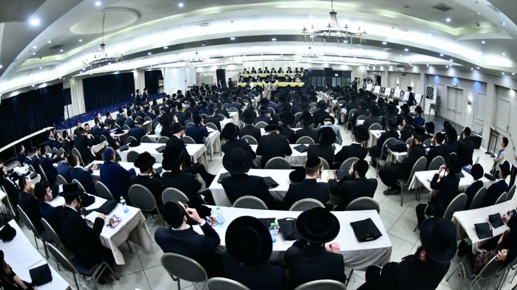 הגר"מ שטרנבוך: "החילונים מקנאים בנו - הם חיים כבהמות"