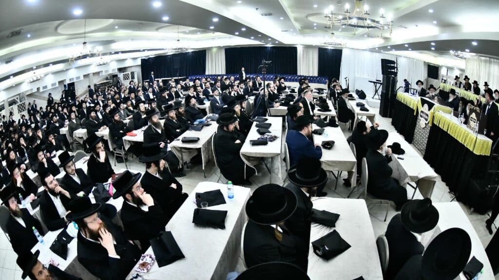 הגר"מ שטרנבוך: "החילונים מקנאים בנו - הם חיים כבהמות"