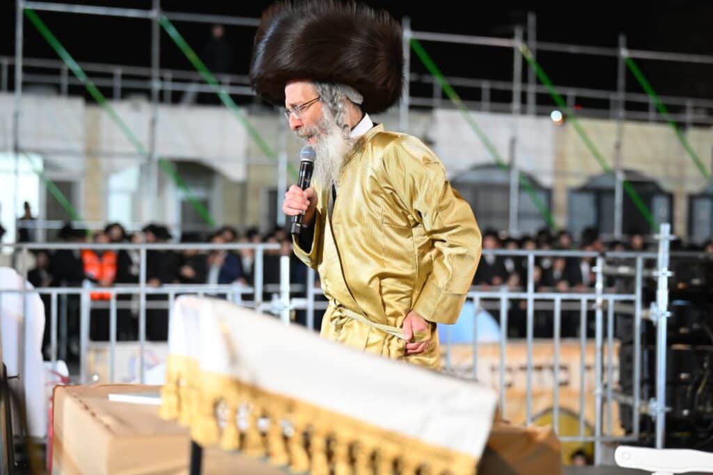 שידור חוזר: רבבות בהדלקת הרה"צ רבי אלימלך בידרמן