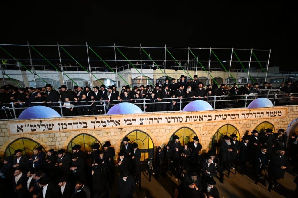 שידור חוזר: רבבות בהדלקת הרה"צ רבי אלימלך בידרמן
