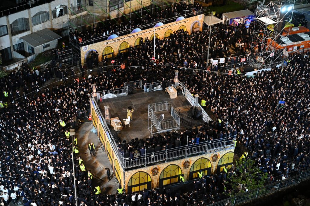 שידור חוזר: רבבות בהדלקת הרה"צ רבי אלימלך בידרמן