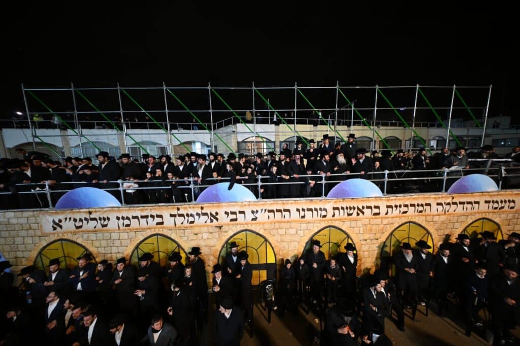 שידור חוזר: רבבות בהדלקת הרה"צ רבי אלימלך בידרמן