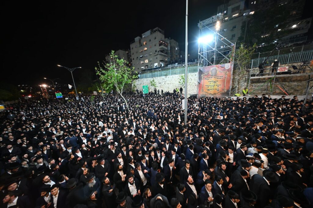 שידור חוזר: רבבות בהדלקת הרה"צ רבי אלימלך בידרמן