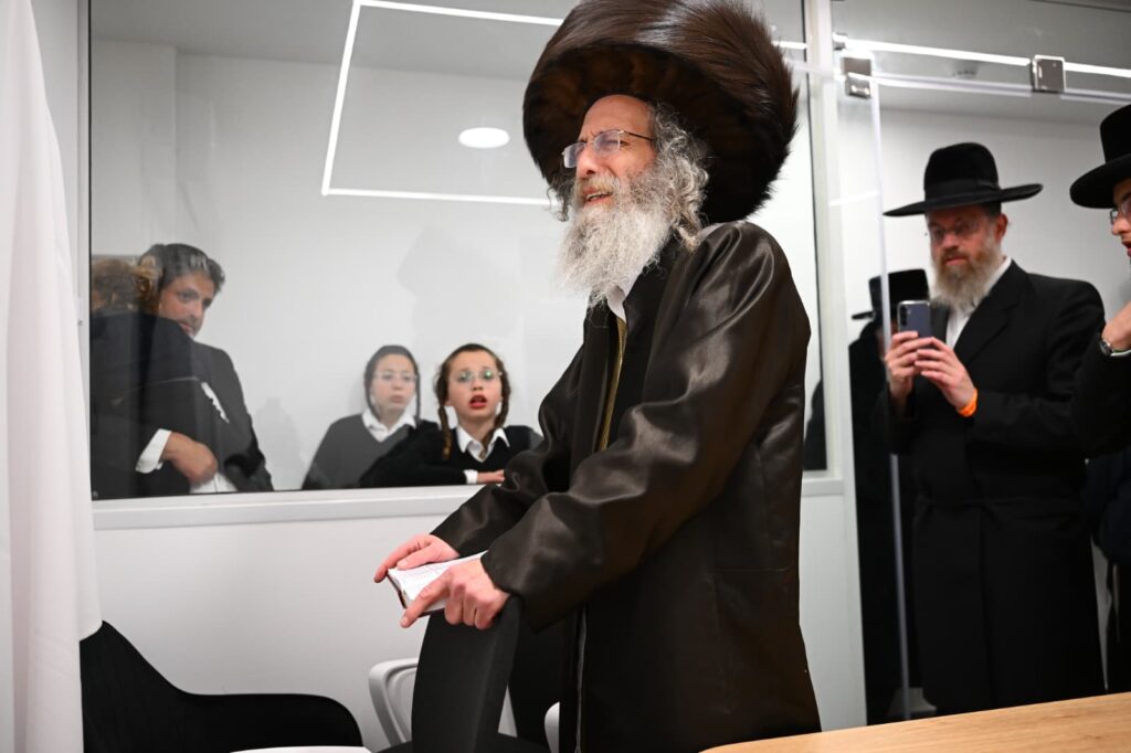 שידור חוזר: רבבות בהדלקת הרה"צ רבי אלימלך בידרמן