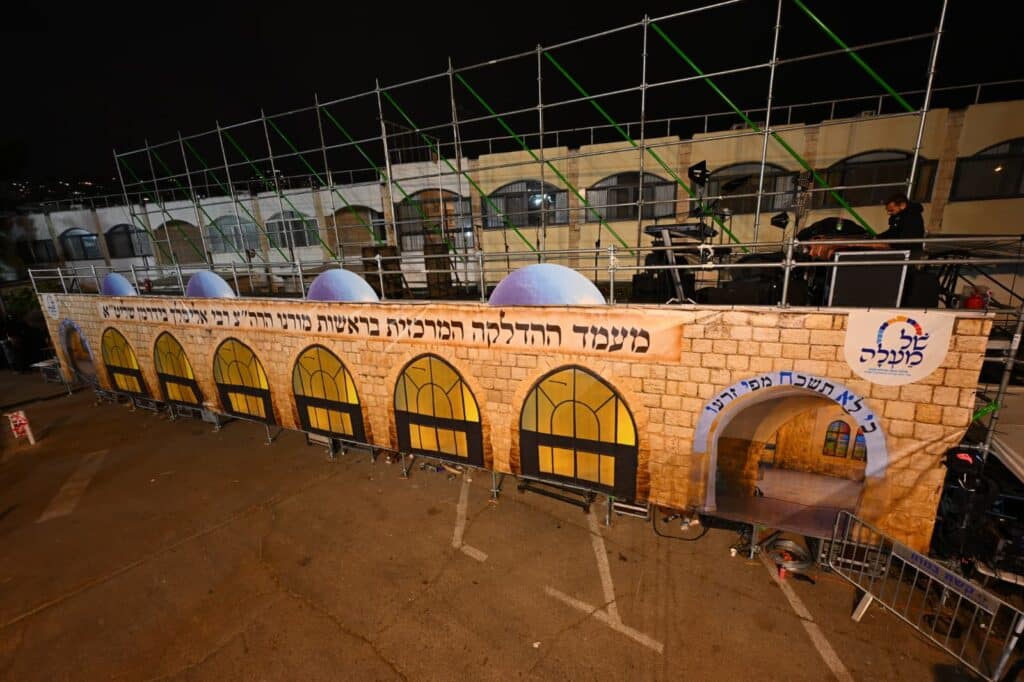 שידור חוזר: רבבות בהדלקת הרה"צ רבי אלימלך בידרמן