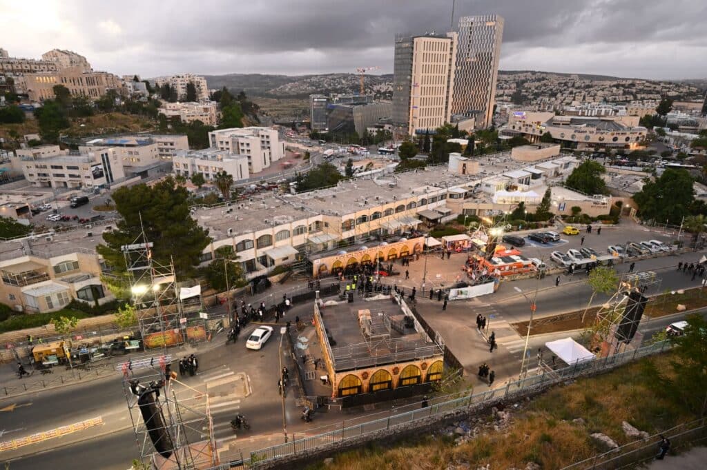 שידור חוזר: רבבות בהדלקת הרה"צ רבי אלימלך בידרמן