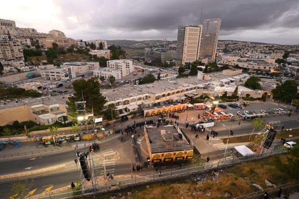 שידור חוזר: רבבות בהדלקת הרה"צ רבי אלימלך בידרמן