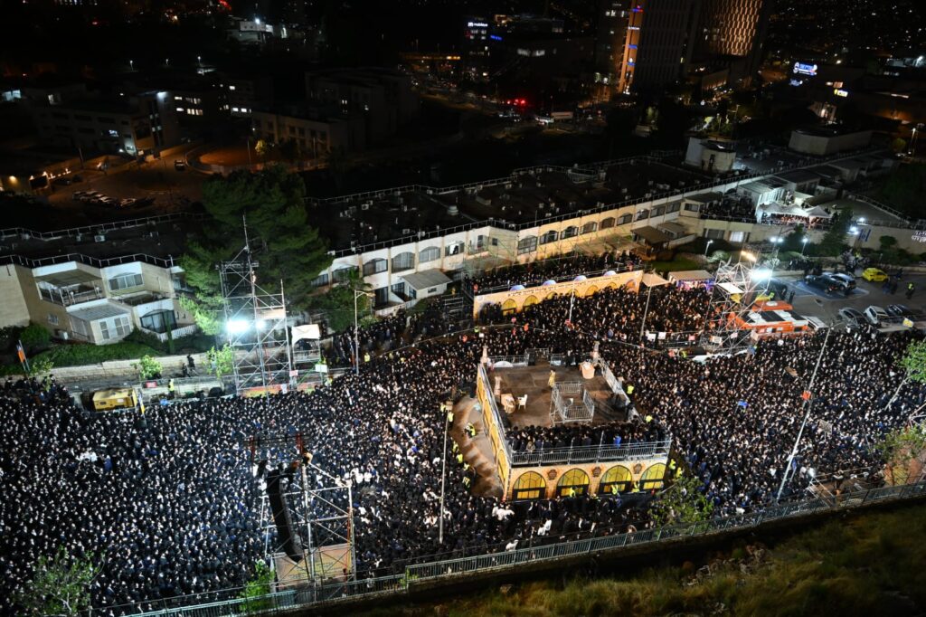שידור חוזר: רבבות בהדלקת הרה"צ רבי אלימלך בידרמן