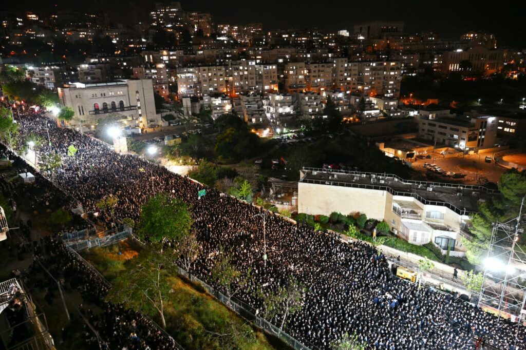 שידור חוזר: רבבות בהדלקת הרה"צ רבי אלימלך בידרמן