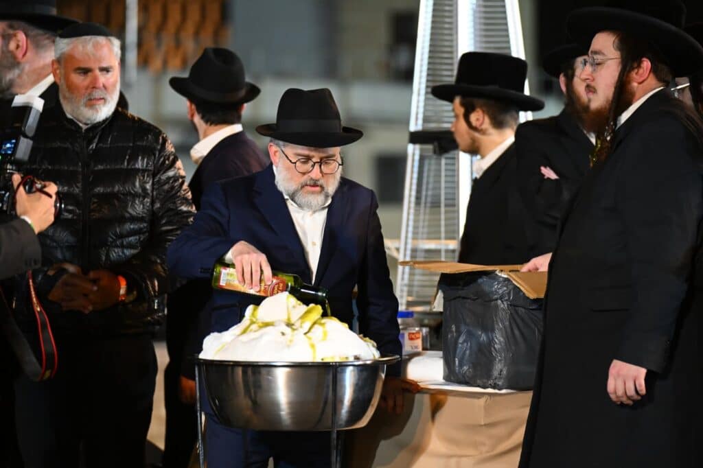 שידור חוזר: רבבות בהדלקת הרה"צ רבי אלימלך בידרמן