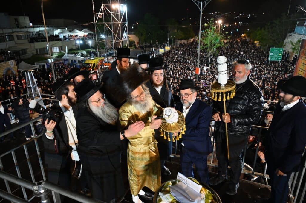 שידור חוזר: רבבות בהדלקת הרה"צ רבי אלימלך בידרמן