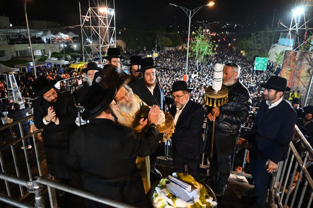 שידור חוזר: רבבות בהדלקת הרה"צ רבי אלימלך בידרמן