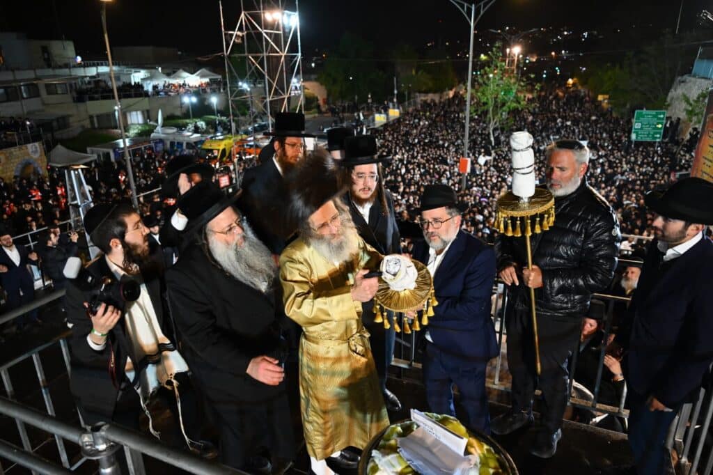 שידור חוזר: רבבות בהדלקת הרה"צ רבי אלימלך בידרמן