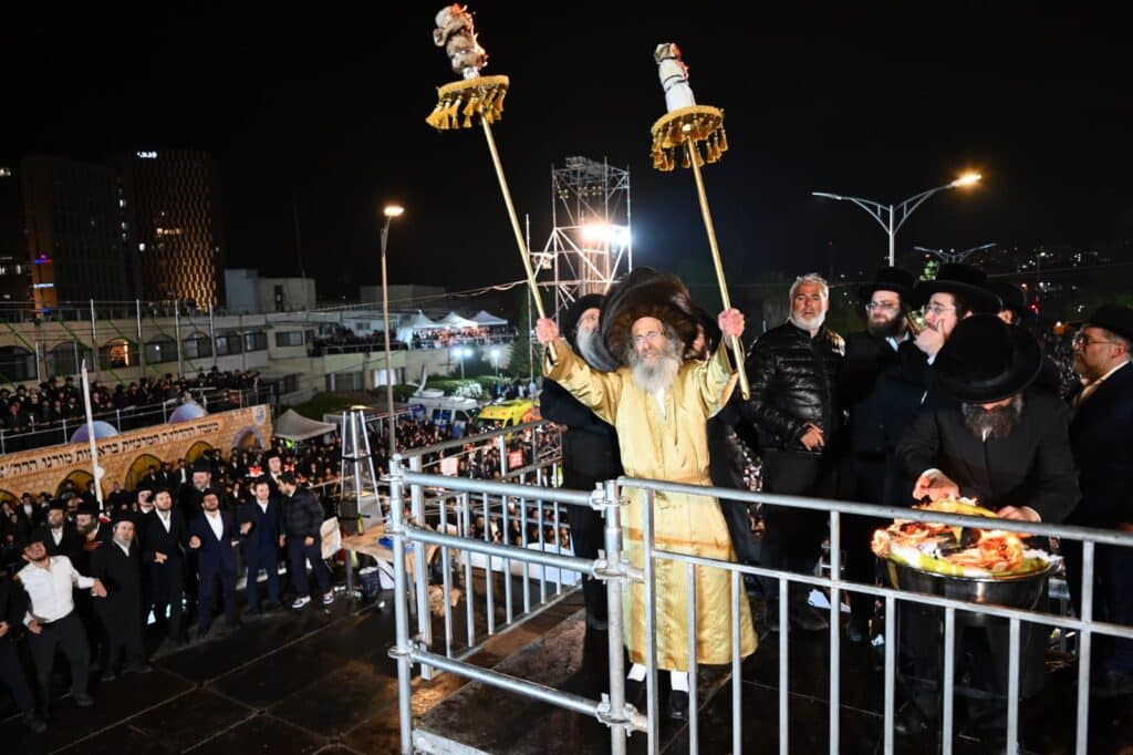 שידור חוזר: רבבות בהדלקת הרה"צ רבי אלימלך בידרמן