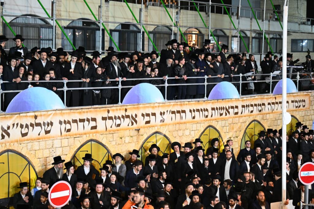 שידור חוזר: רבבות בהדלקת הרה"צ רבי אלימלך בידרמן