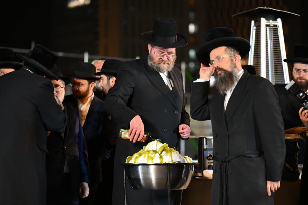 שידור חוזר: רבבות בהדלקת הרה"צ רבי אלימלך בידרמן